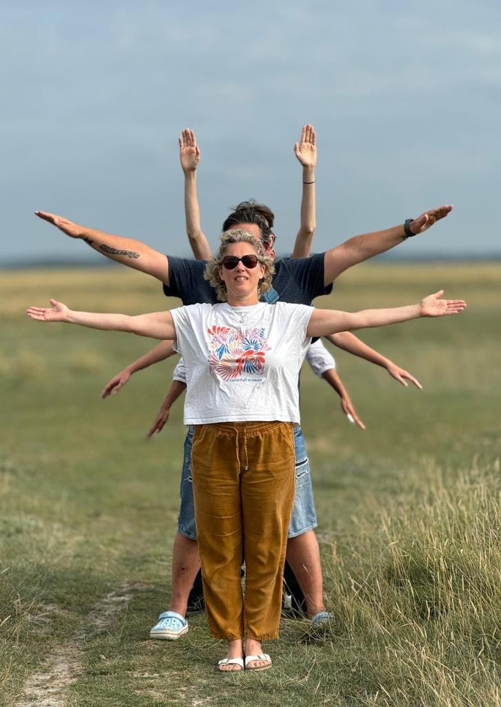 virginie mustel en photo avec d'autres amis bras ecartés representant toutes les cordes a son arque - coaching de developpement personnel, coaching de vie, coaching de mise en lumiere, coaching a rouen, coaching a sotteville les rouen